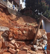 Mulher morre após bloco de concreto desprender de passarela e atingir sua casa em MG