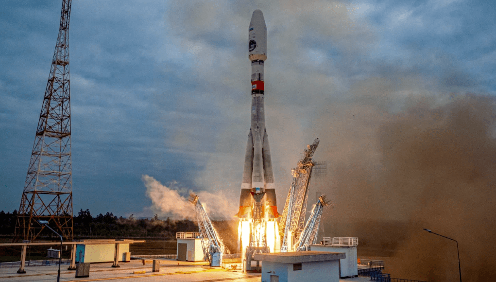 Roscosmos, o foguete Soyuz-2.1b com o módulo lunar Luna-25 decola de uma plataforma de lançamento no Cosmódromo Vostochny em Amur Oblast, no primeiro lançamento da Rússia desde 1976, quando fazia parte da União Soviética