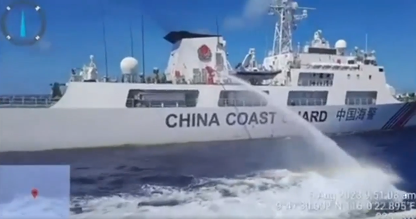 Vídeo divulgado pela Guarda Costeira da Filipinas mostra aproximação de embarcação chinesa na área do banco de areia de Ayungin