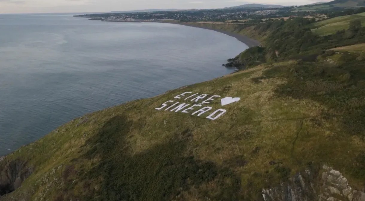 Homenagem para Sinéad O'Connor em uma colina na cidade costeira de Bray, na Irlanda