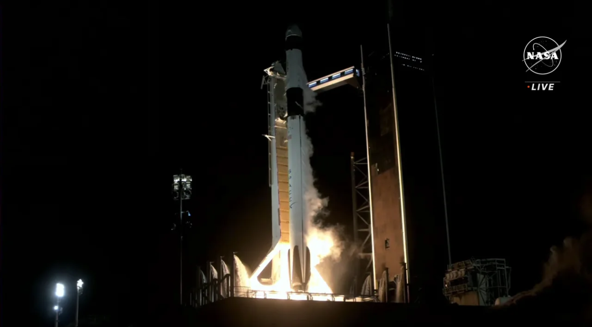 Momento do lançamento do foguete da SpaceX Falcon 9 do Centro Espacial Kennedy, na Flórida