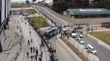 Milhares de torcedores pararam para acompanhar o ônibus atleticano e acenar para os jogadores