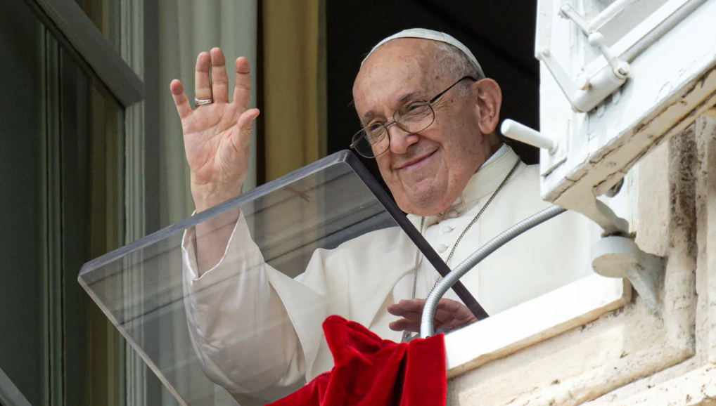 Papa Francisco conduz a oração do Angelus da sua janela no Vaticano, em 27 de agosto de 2023