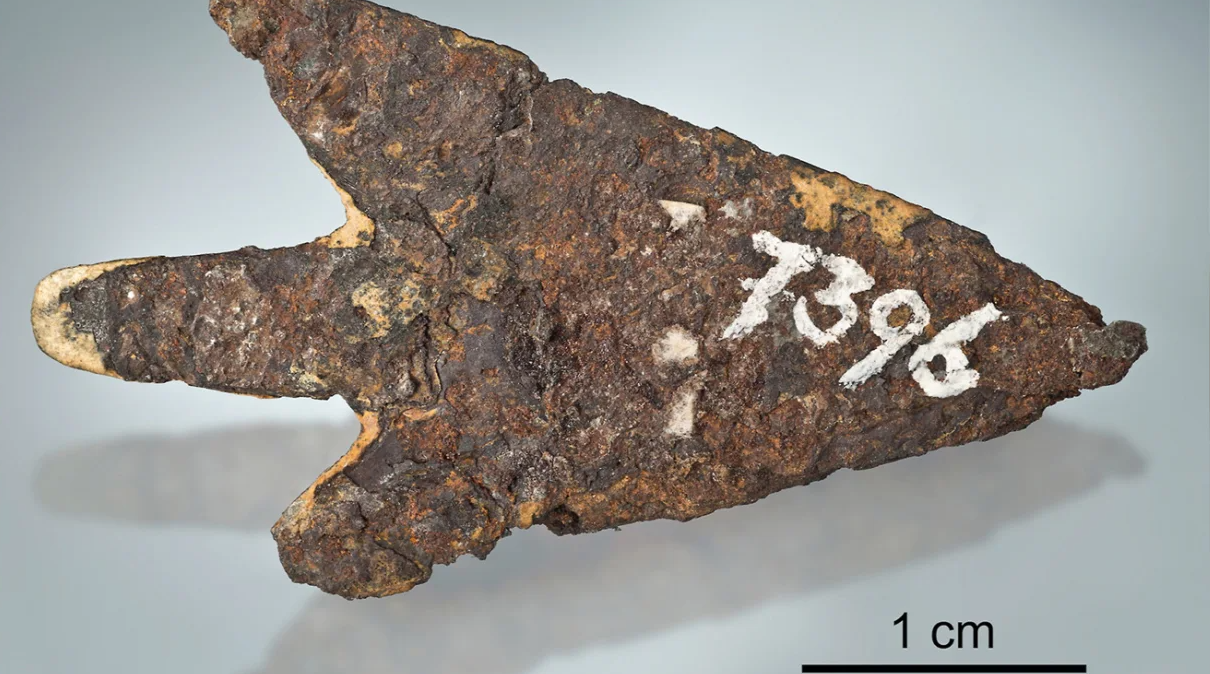 Ponta de flecha da Idade do Bronze desenterrada na Suíça e feita de um meteorito, datada entre 900 e 800 a.C