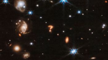 Elemento astronômico pode se tratar de uma galáxia distante ou de um par de galáxias em interação ou fusão