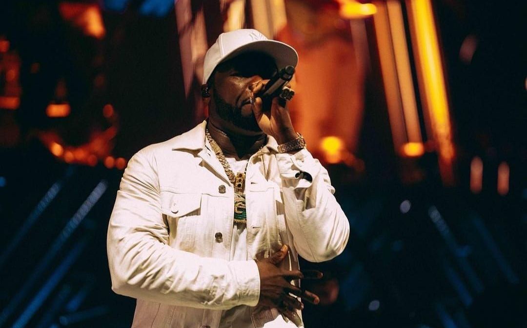 Rapper "50 Cent" arremessa microfone durante apresentação