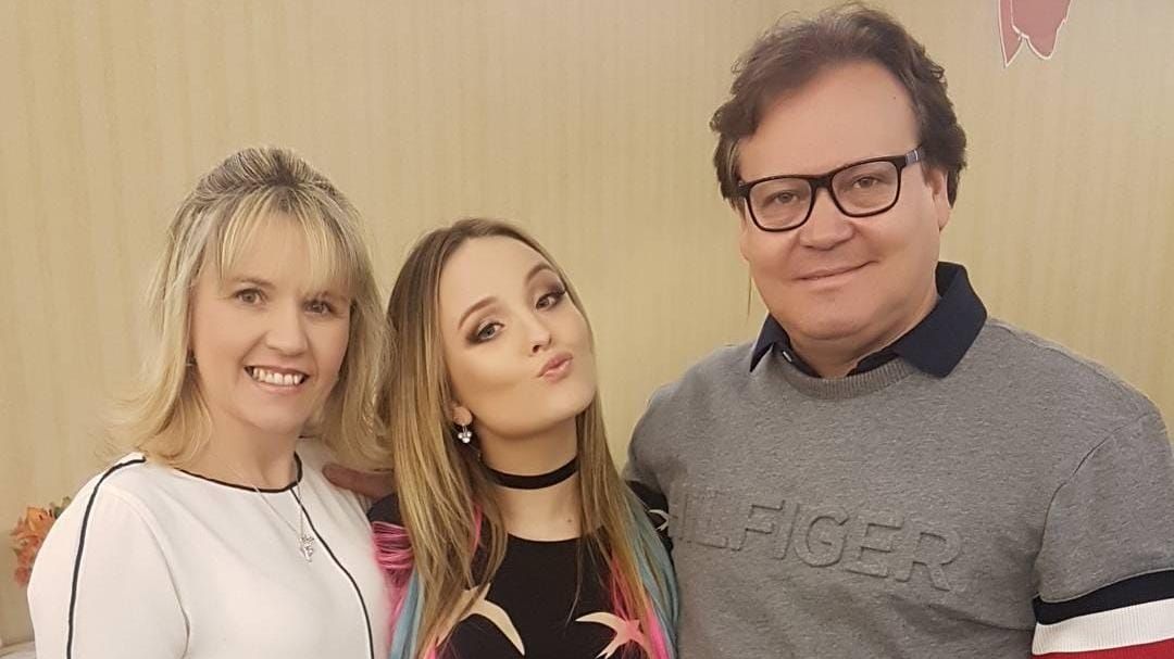 Gilberto, pai de Larissa Manoela, tem fotos ao lado da filha em suas redes sociais antes das polêmicas