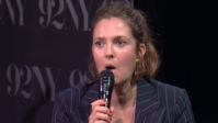 Drew Barrymore deixa palco às pressas após suposto stalker se aproximar durante evento