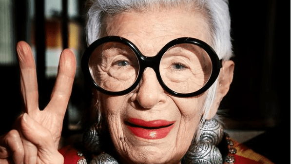 Iris Apfel, aos 102, é conhecida por estilo maximalista