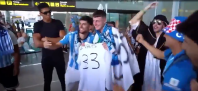 Torcida do Málaga recebe anônimos em aeroporto como se fossem novas contratações; veja