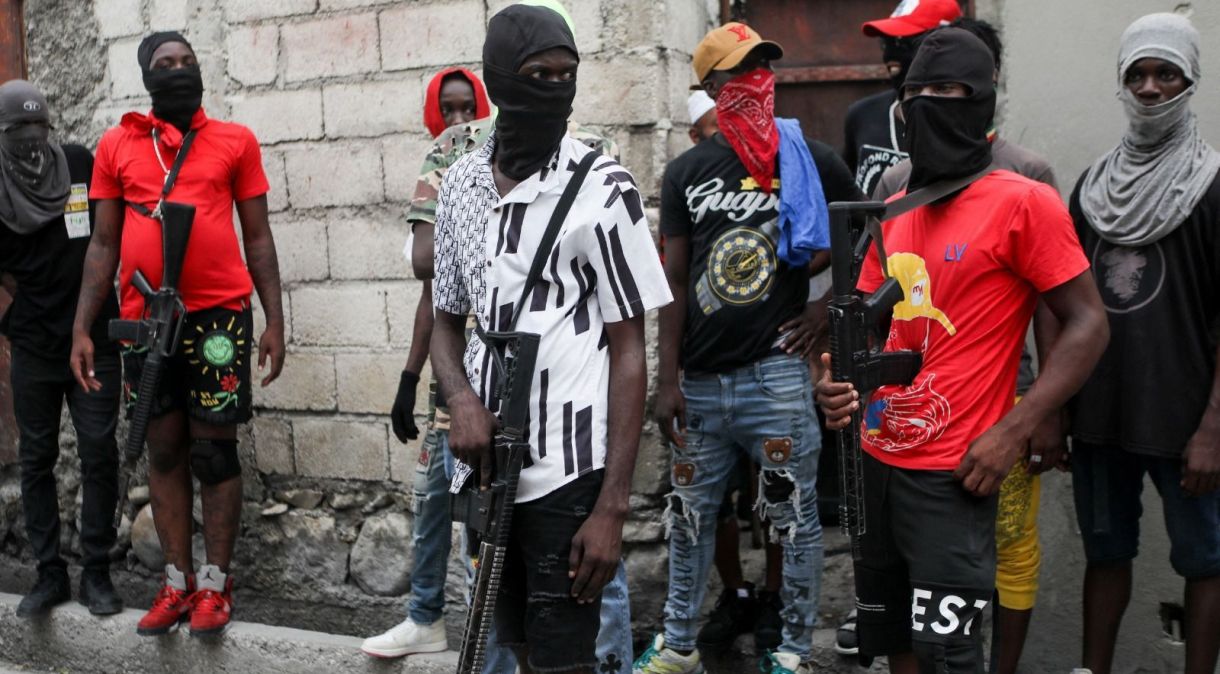 Jimmy "Barbecue" Cherizier lidera marcha contra premiê Ariel Henry em Porto Príncipe, Haiti, em 19 de setembro de 2023.