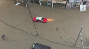 Cidade permanece sob o alerta mais alto de tempestade; metrô e escolas tiveram operação suspensa
