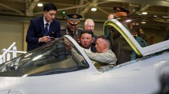 Líder norte-coreano visitou local de desenvolvimento de aviões de guerra para o Ministério da Defesa, segundo a mídia estatal russa