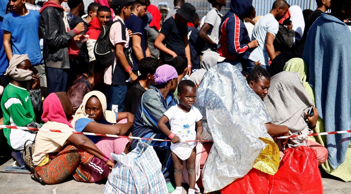 Imigrantes aguardam transferência para o continente no porto da ilha italiana de Lampedusa em15/09/2023