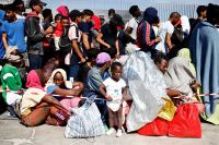 Ilha italiana com 6 mil habitantes recebe mais de 7 mil migrantes em 48 horas