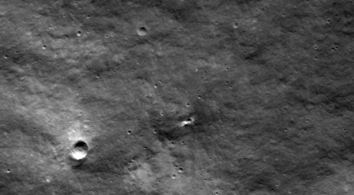 Foto tirada pelo Lunar Reconnaissance Orbiter mostra cratera na Lua que teria sido criada por queda de espaçonave russa