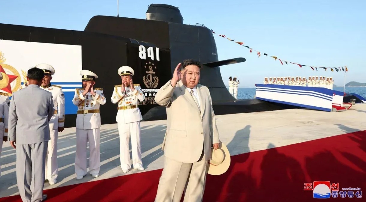 TV estatal da Coreia do Norte a transmitiu o que disse ser o lançamento do primeiro "submarino tático de ataque nuclear"
