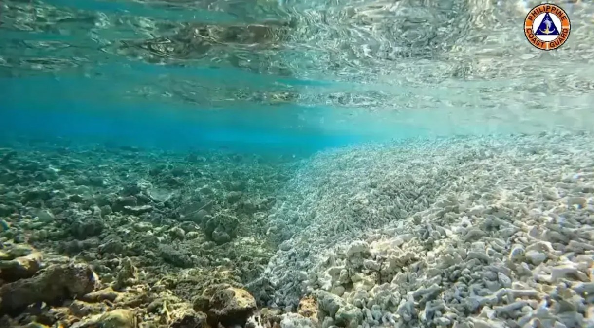 Fragmentos de corais branqueados se acumularam ao redor do recife Rozul (Iroquois), de acordo com a Guarda Costeira das Filipinas