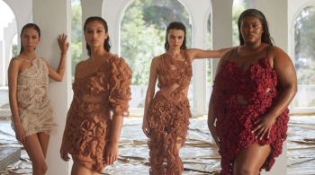 Estrelas da Victoria's Secret como Naomi Campbell e Adriana Lima desfilam ao lado de um elenco diversificado de modelos, incluindo Hailey Bieber