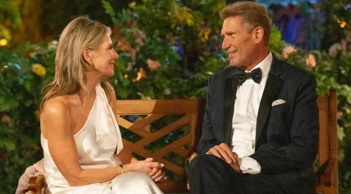 Nancy e Gerry conversam em "The Golden Bachelor" da ABC