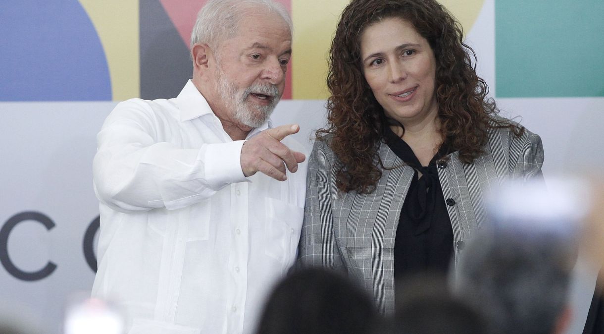 Ministra da Gestão, Esther Dweck, ao lado do presidente Lula