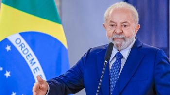 Em cerimônia no Palácio do Planalto, em Brasília, falando diretamente a prefeitos, governadores e empresários, Lula disse: "Nessas obras do PAC, de preferência, vamos contratar as pessoas da cidade"