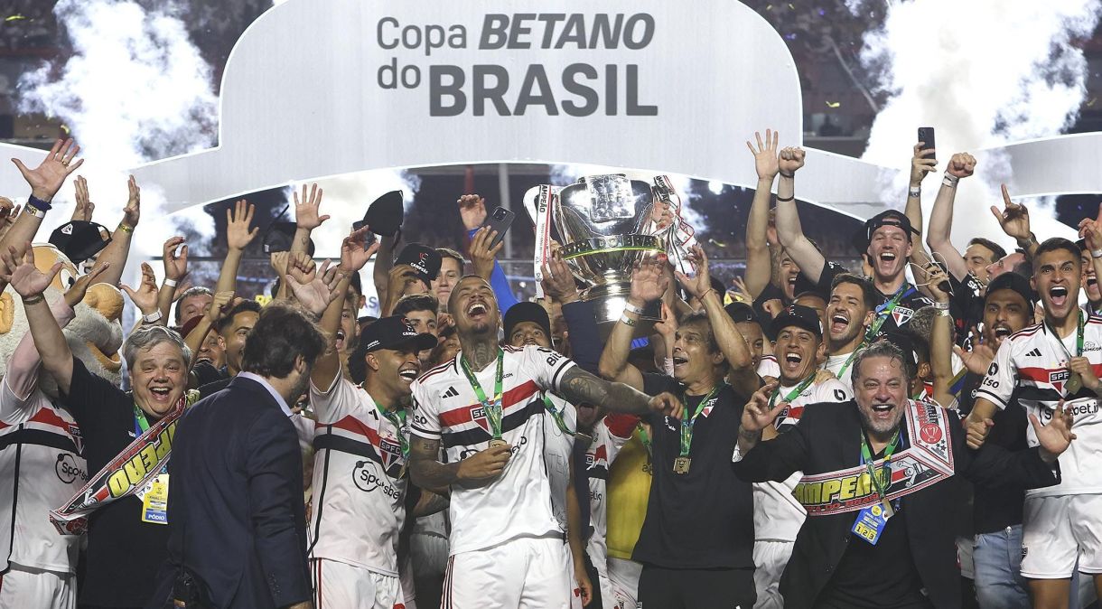 Jogadores, comissão e dirigentes do São Paulo levantam a taça da Copa do Brasil