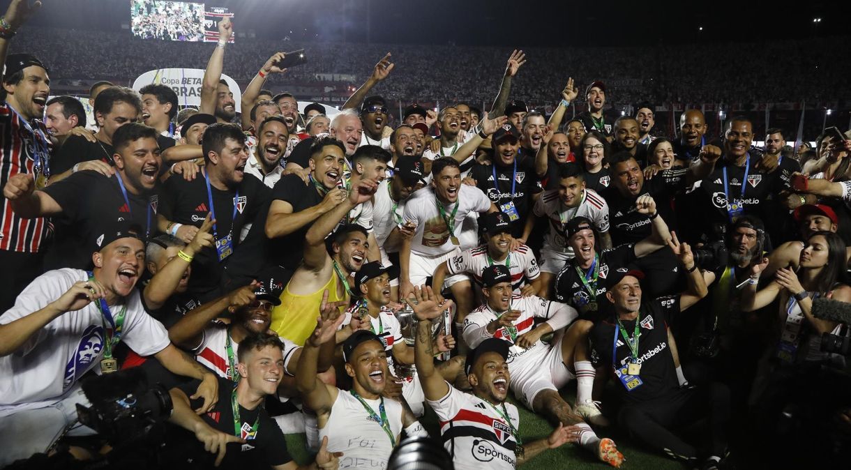 Jogadores, comissão e dirigentes do São Paulo levantam a taça da Copa do Brasil