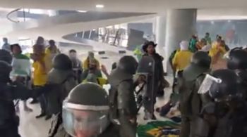 Vídeos que circulam na internet mostram momento em que é possível ver os militares cantando o hino ao lado de manifestantes dentro na sede da Presidência