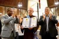 Padre Júlio Lancellotti recebe medalha da Ordem do Mérito em SP