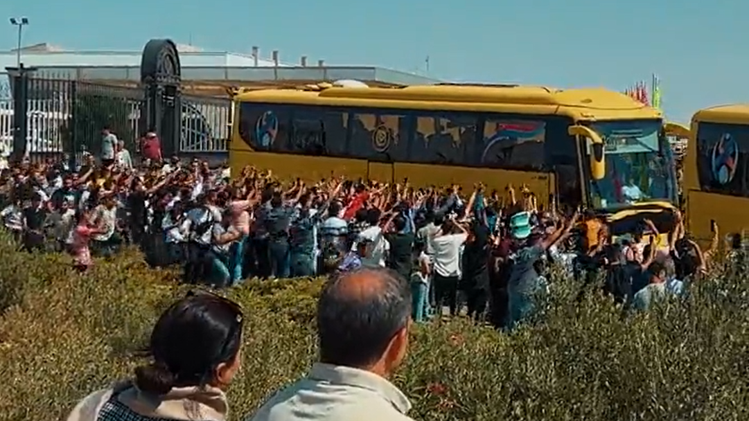 Ônibus do Al-Nassr é cercado por fãs iranianos em Teerã, capital do país