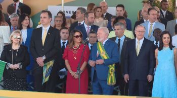 Estiveram ao lado de Lula na tribuna, a presidente do STF, ministra Rosa Weber, e o presidente do Senado, Rodrigo Pacheco