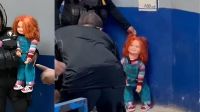 Boneco Chucky é “preso” e algemado no México; imagens viralizam