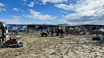 Evento Burning Man, de uma semana, ocorre no estado do Nevada; barro dificulta mobilidade do público e de veículos 