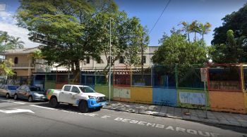 Criança estava brincando no parquinho da escola municipal Lauro Gomes quando foi atingida por um pedaço de tronco que se desprendeu