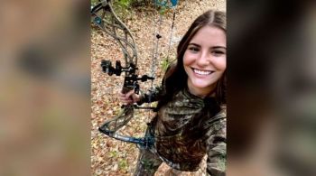 Baylee Holbrook estava caçando com o pai na Flórida quando árvore ao lado deles foi atingida