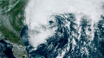 Sistema chegou à costa perto da Carolina do Norte no sábado (24), onde inundou a região com chuvas torrenciais e ventos implacáveis ​​que causaram inundações e cortes generalizados de energia