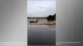 No vídeo, um oficial aparece em cima do capô do veículo que é levado pela correnteza; fortes chuvas já mataram 47 pessoas no estado