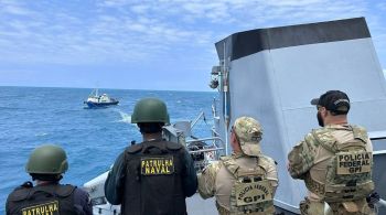 Embarcação foi encontrada a cerca de 33 km do Recife e foi rebocada pelos agentes e militares