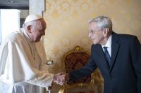 Caetano Veloso encontra Papa Francisco no Vaticano e entrega carta; leia íntegra