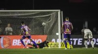 James perde mais um pênalti e São Paulo é derrotado antes de final da Copa do Brasil