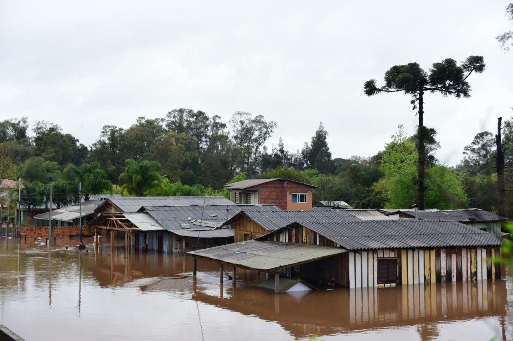 Chuvas fortes causam mortes, estragos, enchente e deixa centenas de pessoas desabrigadas no Rio Grande do Sul. No bairro Entre-Rios, o rio Passo Fundo subiu deixando diversas casas embaixo d'água e pessoas e animais tendo que serem resgatados, na cidade de Passo Fundo, nesta segunda, 4 de setembro de 2023.