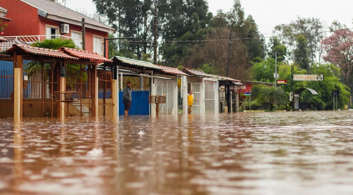 Chuvas fortes causam mortes, estragos, enchente e deixa centenas de pessoas desabrigadas no Rio Grande do Sul