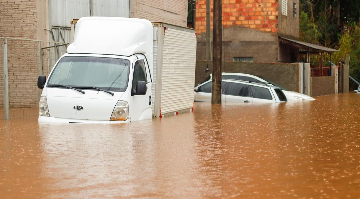 Chuvas fortes causam mortes, estragos, enchente e deixa centenas de pessoas desabrigadas no Rio Grande do Sul