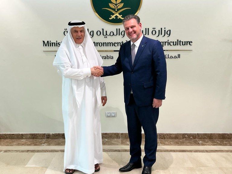 O ministro da Agricultura, Carlos Fávaro, e o ministro de Meio Ambiente, Água e Agricultura da Arábia Saudita, Abdulrahman Abdulmohsen A. AlFadley