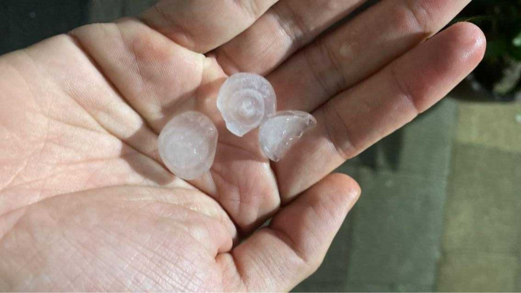 Moradores de Pinheiros, na zona oeste de São Paulo, relataram queda de granizo no bairro e registraram a ocorrência