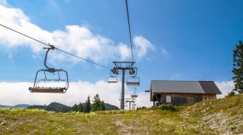 La Sambuy, nos alpes franceses, decidiu desmontar seus teleféricos após mudanças climáticas encurtarem a temporada para esquiar