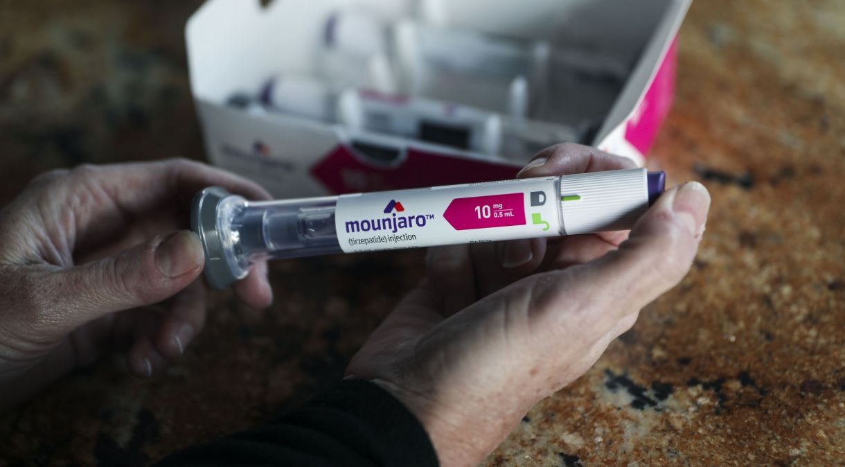 Paciente segura injeção de Mounjaro em sua casa nos EUA.