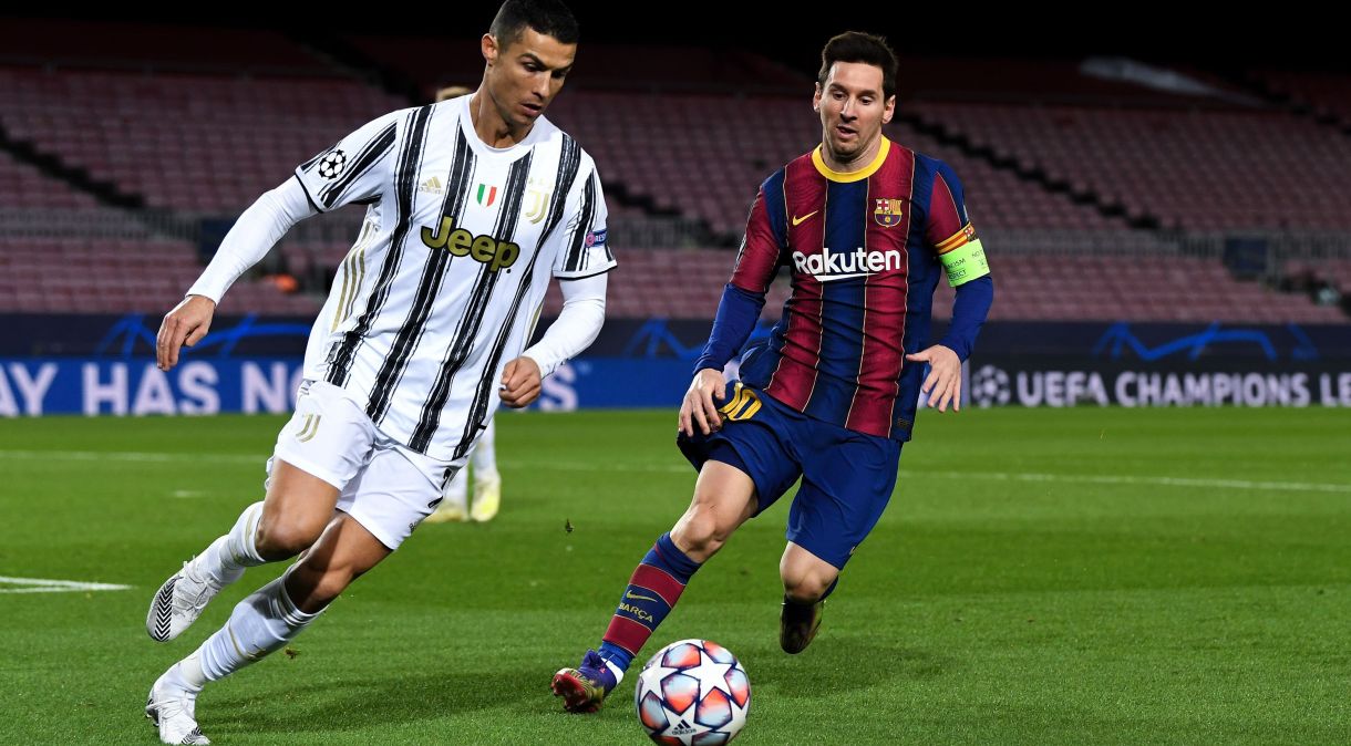 Cristiano Ronaldo e Lionel Messi se enfrentam em jogo da Champions League, no Camp Nou, em Barcelona
