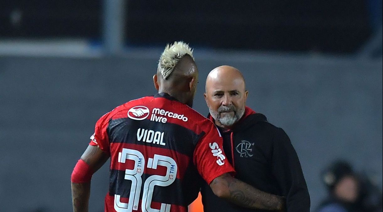 Vidal e Sampaoli em jogo do Flamengo